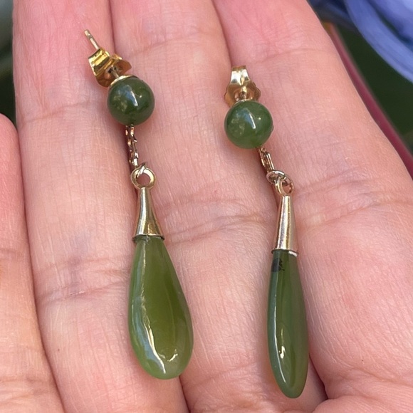 Natural nephrite jade gold tone drop earrings - Picture 6 of 8